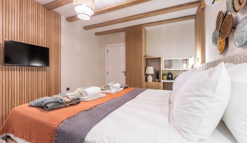 Deluxe Double Room, 1 Queen Bed, Jetted Tub, Courtyard View