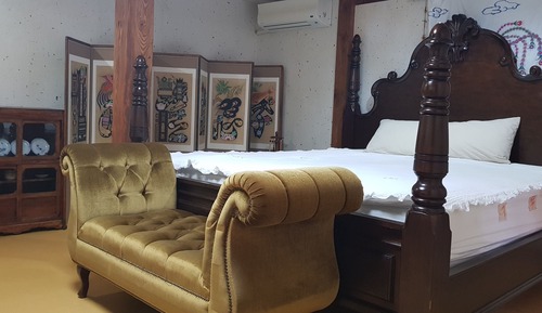 Room (King Bed)