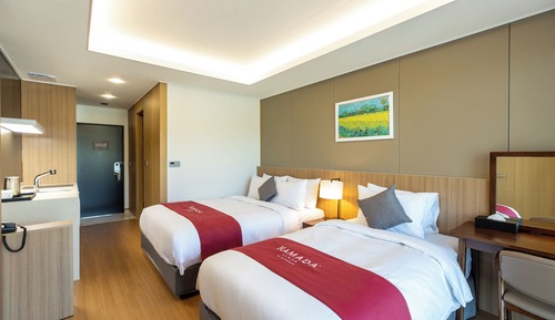 Room, Non Smoking (1 Dbl Bed, 1 Sg Bed, 3 Bedding Sets)