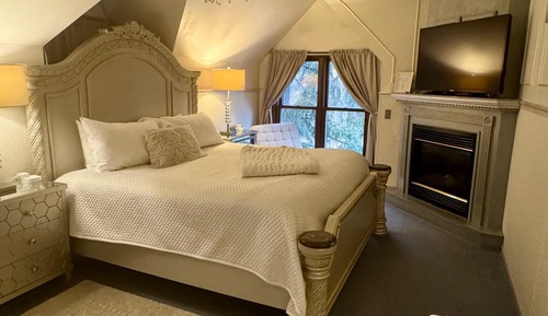 Honeymoon Suite, 1 King Bed, Fireplace, Courtyard View