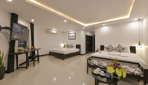Family Quadruple Room, 2 Queen Beds, Bathtub