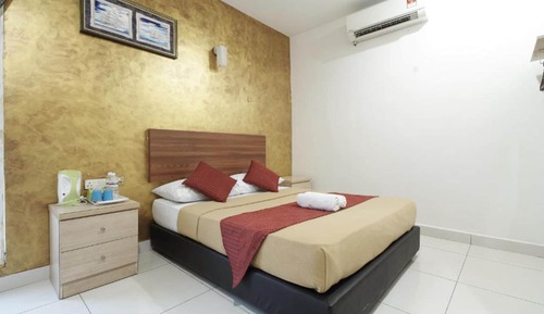 Deluxe Queen Room