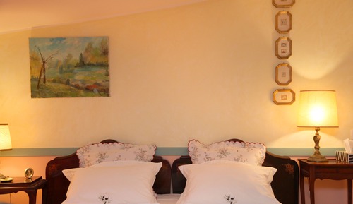Double Room (Olive)