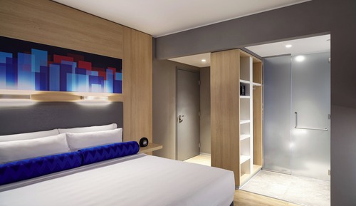 Room, 1 King Bed, Non Smoking, Corner (City View)