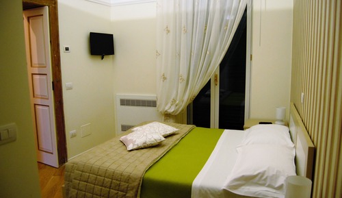 Classic Triple Room, Balcony (La Sorpresa)