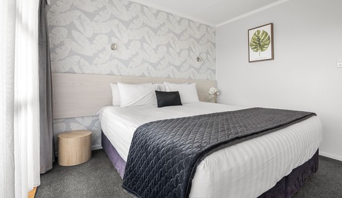 Deluxe Studio, 1 King Bed, Non Smoking