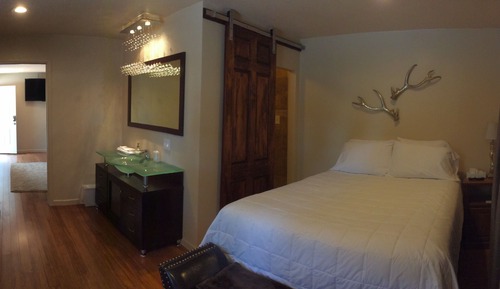 Suite, 1 Queen Bed, Courtyard Area
