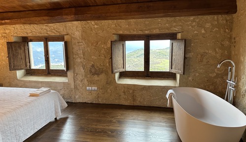 Deluxe Suite, 1 King Bed, Bathtub, Mountain View