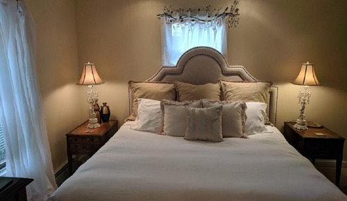 Standard Room, 1 King Bed, Non Smoking, Private Bathroom (Meadow Room)