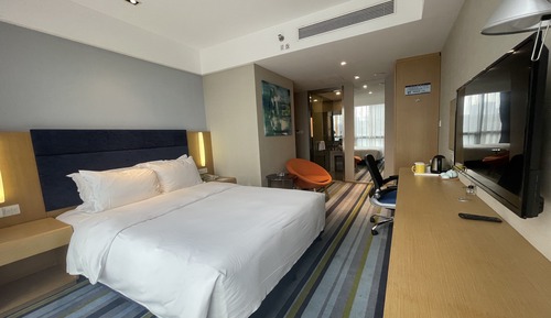 1 Queen Bed Standard