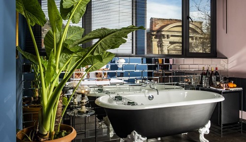 Romantic Suite (With Bathtub)