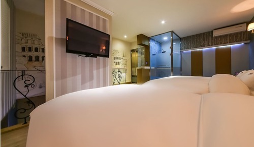 Family Duplex (Party Room A)