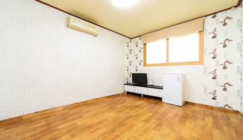 Room (Building A #203 Ondol)
