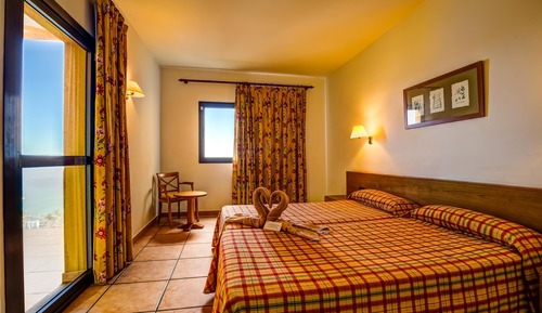 Family Room (2 adults)