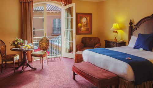 Premier Room, 1 King Bed, Balcony, Courtyard Area