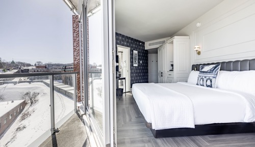 Room Citadine with King Bed, Balcony and Old Quebec View