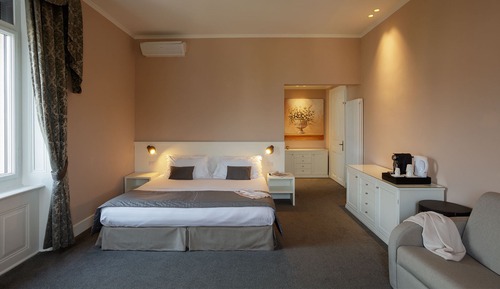 Junior Room, Lake View