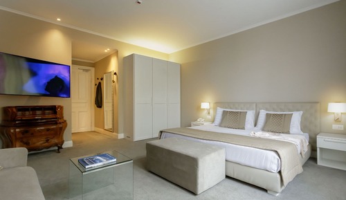 Junior Room, Hot Tub, Partial Lake View