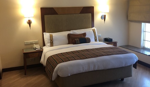 Premier Pool View Queen Room