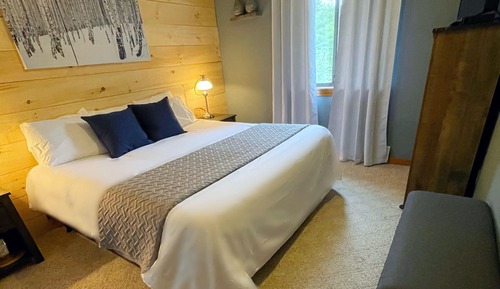 Deluxe Room, 1 King Bed, Jetted Tub (204)