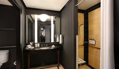 Club Room, 1 King Bed, Roll-in Shower (Roll-In Shower, Club Floor)
