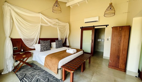 EXECUTIVE SUITE ROOM
