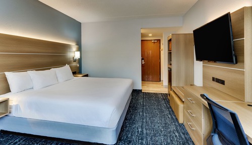 Superior Room, 1 King Bed, Accessible, Partial Lake View