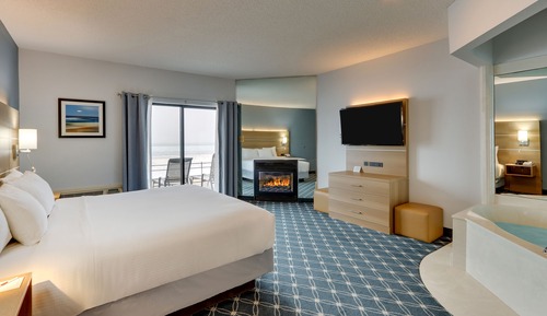 Deluxe Room, 1 King Bed, Jetted Tub, Patio, Lake View