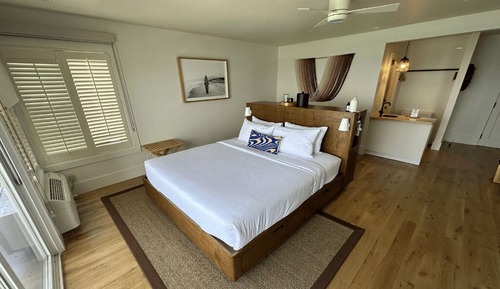 Peaceful Ocean Front King Room with Balcony