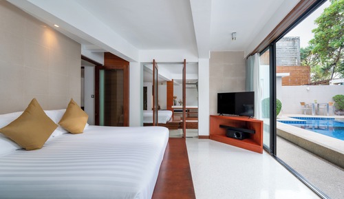 Deluxe Room, Pool View (Free Daily Minibar)