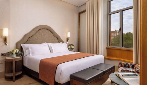 Premium Room (Prado View)