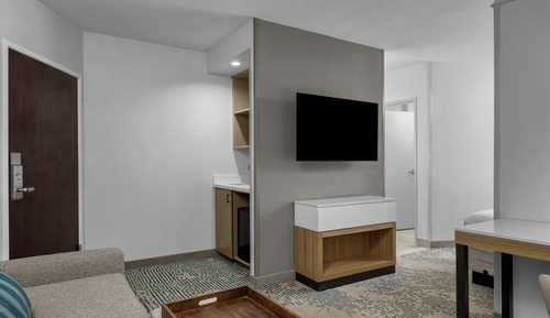 Suite, 1 Bedroom (Mobility/Hearing Access, Roll-In Shwr)