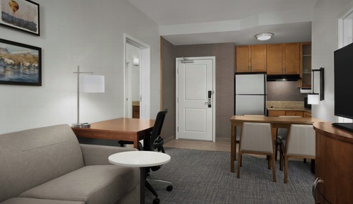 Suite, 2 Bedrooms (Mobility/Hearing Access, Roll-In Shwr)