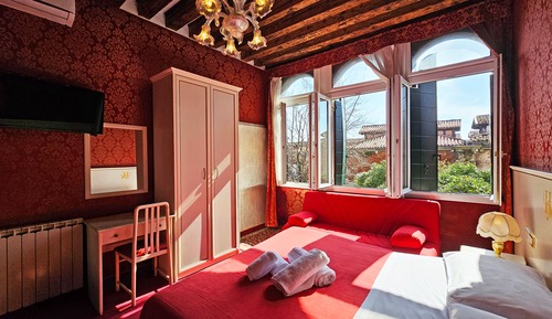 Classic Quadruple Room (with Private External Bathroom)
