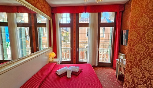 Superior Double Room, Canal View