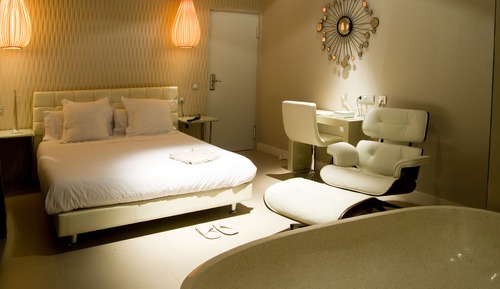 Superior Room, Bathtub