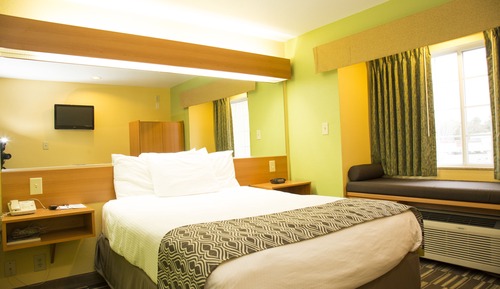 Suite, 1 Queen Bed, Accessible, Non Smoking (Bathtub w/ Grab Bars)