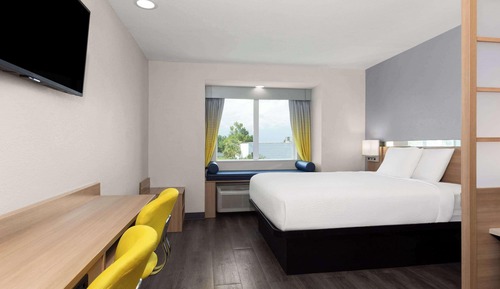 Suite, 1 Queen Bed, Accessible, Non Smoking