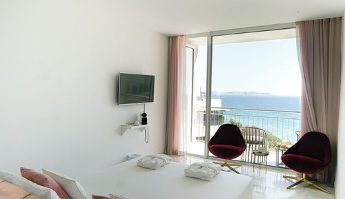 Lateral sea view room, glass shower, balcony