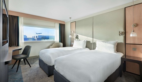 Room, 2 Twin Beds (Runway View)