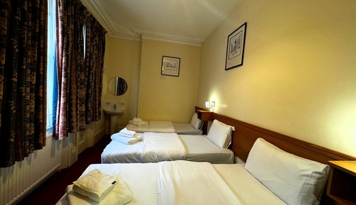 Triple Room, 3 Twin Beds, Shared Bathroom
