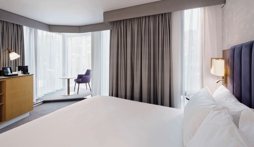 Deluxe Room, 1 King Bed, Corner