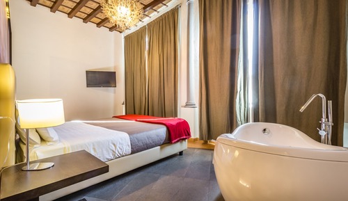 Suite, 1 Queen Bed, Garden View