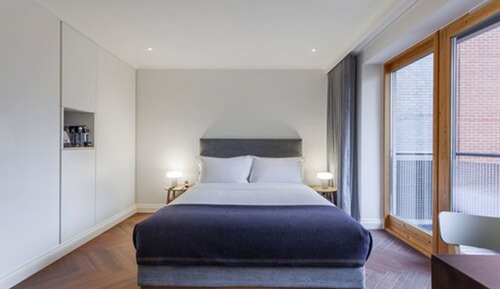 Room, 1 Queen Bed (The House)