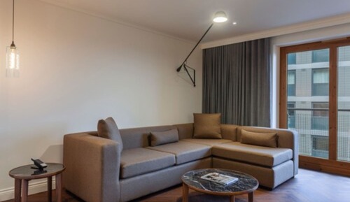Studio, 1 Queen Bed (The House)