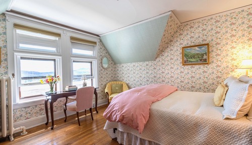 Classic Room, 1 Queen Bed, Mountain View