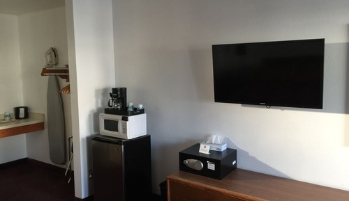 Single Room, 1 Queen Bed (No Pets)