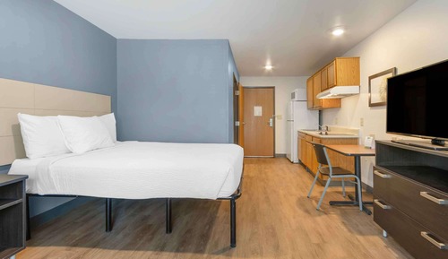 Standard Studio, 1 Queen Bed, Non Smoking, Refrigerator & Microwave