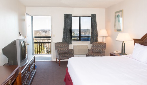 Standard Room, 1 King Bed, Lake View