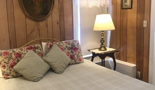 Main House Queen Hillside